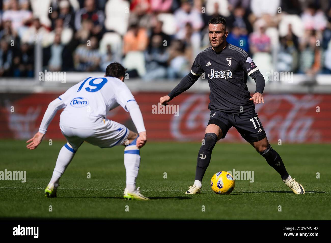 Torino, Italia. 25 febbraio 2024. Filip Kostic della Juventus FC viene sfidato da Nadir Zortea del Frosinone calcio durante la partita di serie A tra Juventus FC e Frosinone calcio. Crediti: Nicolò campo/Alamy Live News Foto Stock