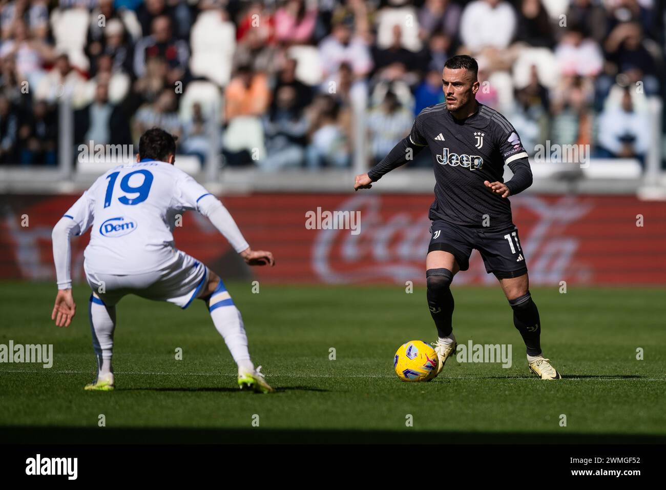 Torino, Italia. 25 febbraio 2024. Filip Kostic della Juventus FC viene sfidato da Nadir Zortea del Frosinone calcio durante la partita di serie A tra Juventus FC e Frosinone calcio. Crediti: Nicolò campo/Alamy Live News Foto Stock