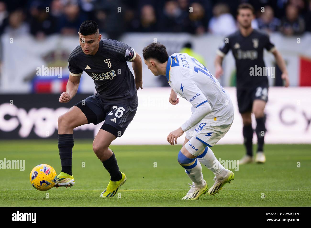 Torino, Italia. 25 febbraio 2024. Carlos Alcaraz della Juventus FC è sfidato da Nadir Zortea del Frosinone calcio durante la partita di serie A tra Juventus FC e Frosinone calcio. Crediti: Nicolò campo/Alamy Live News Foto Stock