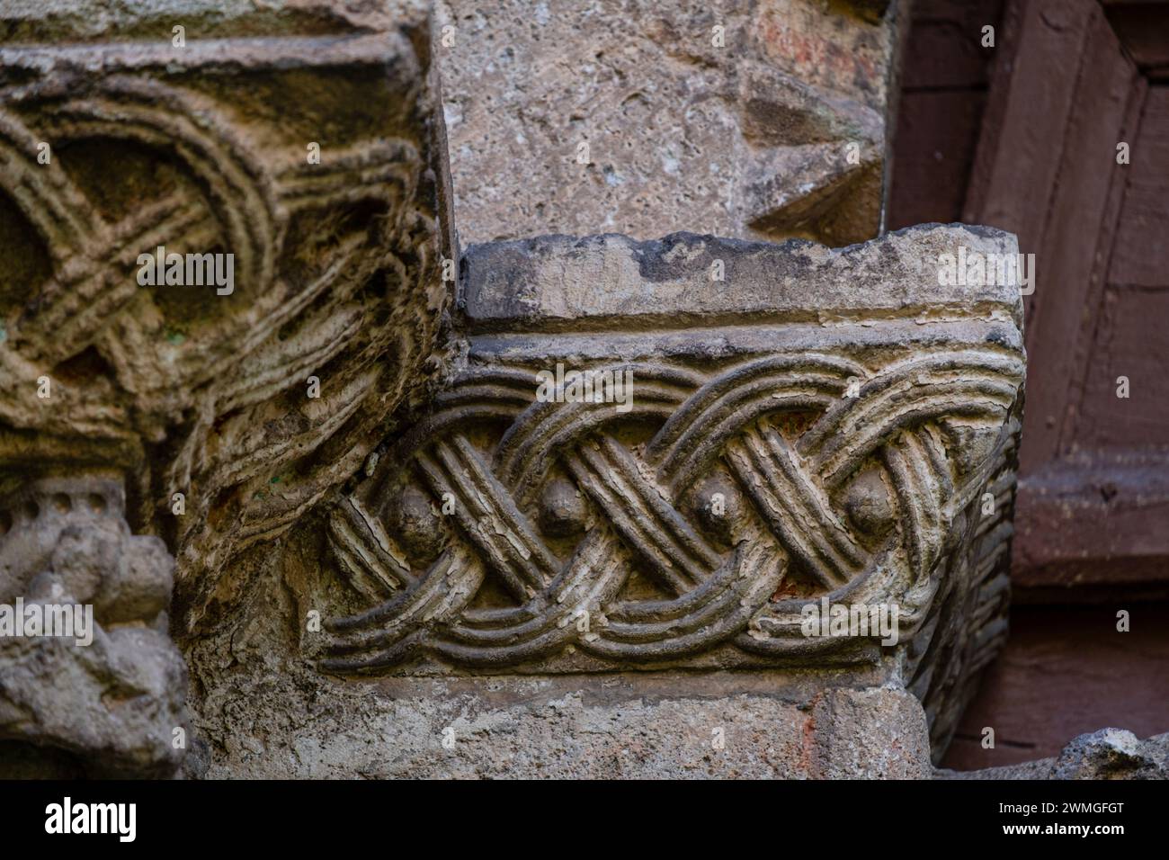 Ingresso ornamentale, Eremo di Nuestra Señora del Valle, tempio ogivale romanico di influenza bizantina, XII secolo, Burgos, Spagna Foto Stock