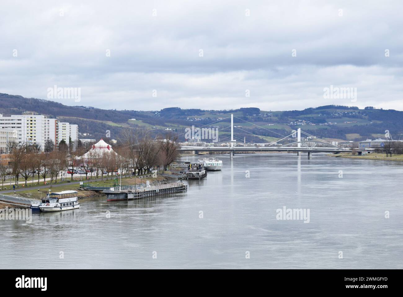 LINZ, AUSTRIA - 12 FEBBRAIO 2024: Fiume Danubio e ponte moderno a Linz in inverno. Foto Stock