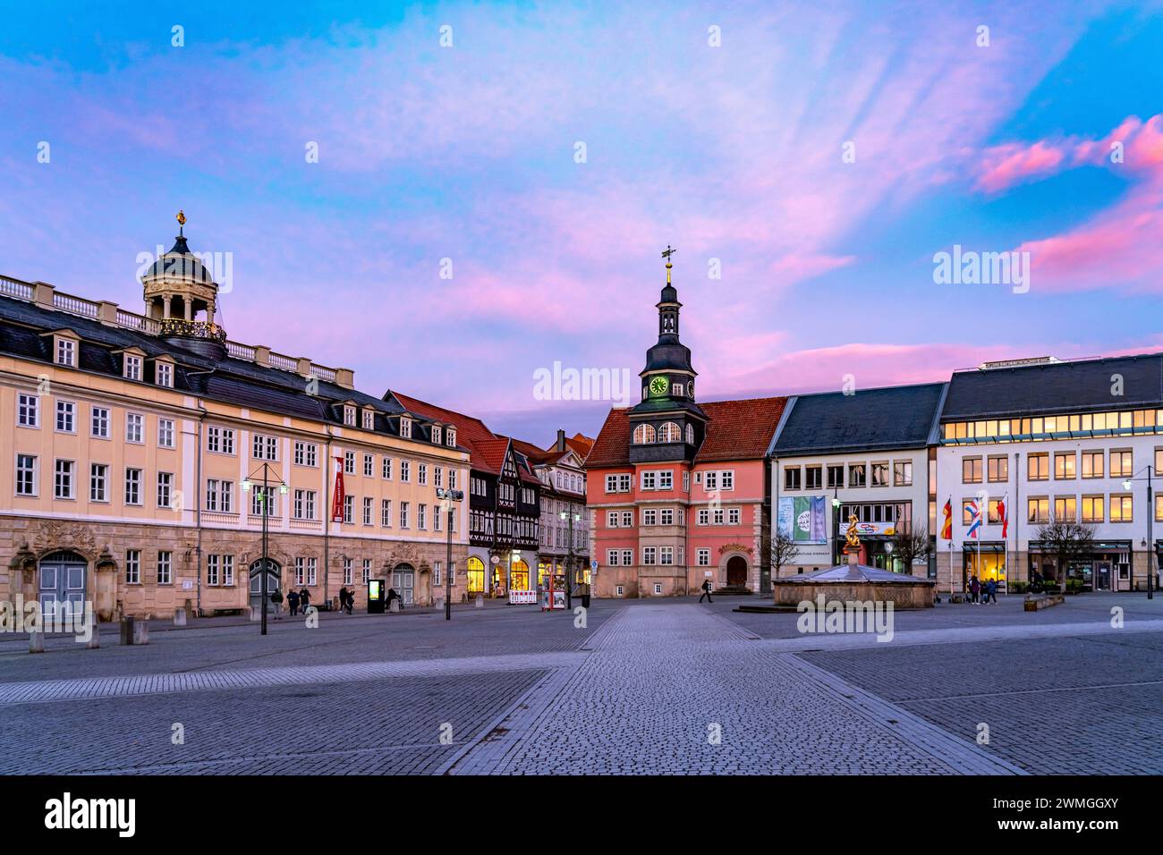 Marktplatz mit Rathaus, Georgsbrunnen und Stadtschloss a Eisenach, Thüringen, Deutschland | Piazza del mercato con il municipio, St George Fountain e. Foto Stock
