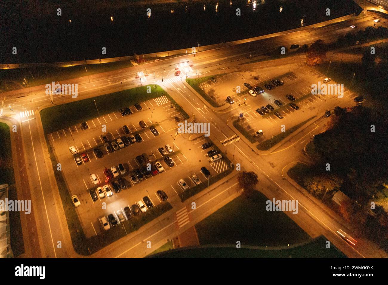 Fotografia con droni di un parcheggio in città durante la notte autunnale senza nuvole Foto Stock