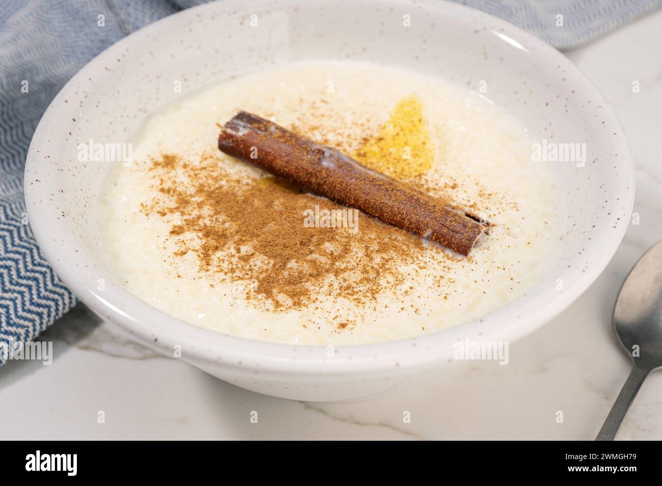 Budino di riso fatto in casa in una ciotola con cannella pronto da mangiare. Tipico dessert spagnolo Foto Stock