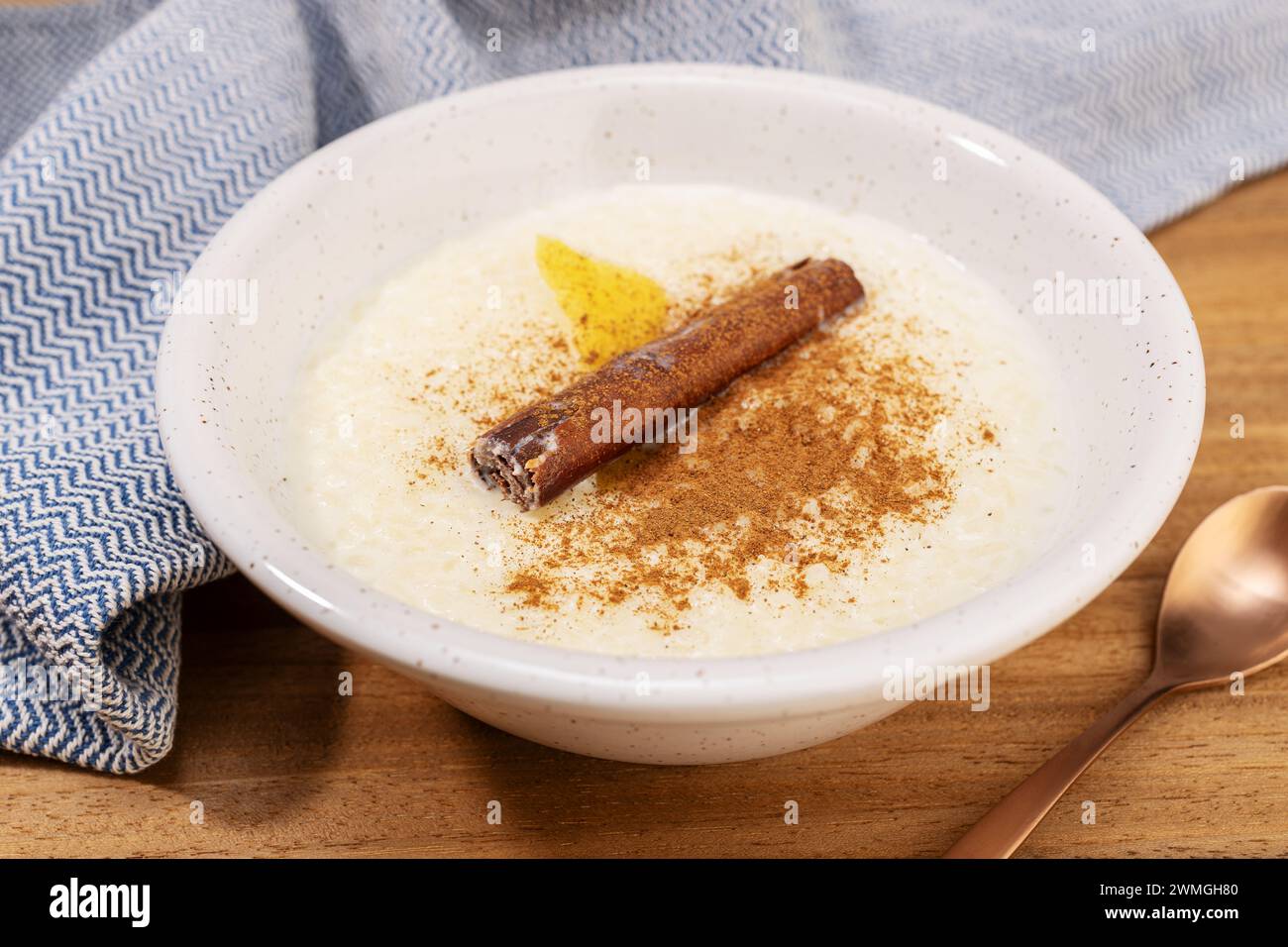 Budino di riso fatto in casa in una ciotola con cannella pronto da mangiare. Tipico dessert spagnolo Foto Stock