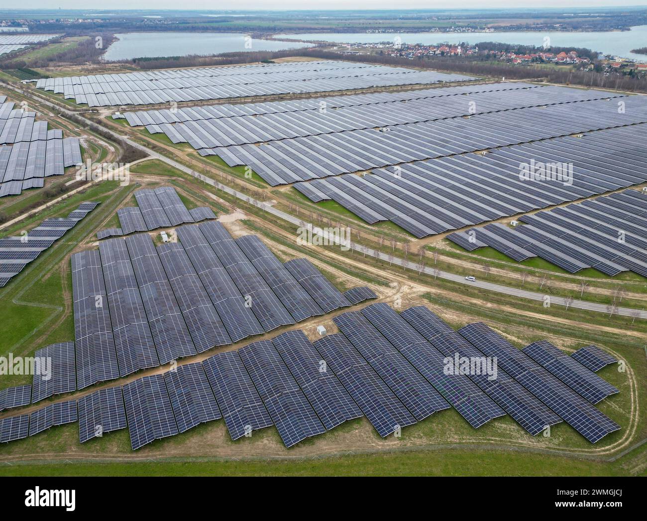 26 febbraio 2024, Sassonia, Neukieritzsch: Vista del parco energetico di Witznitz, con la centrale elettrica a lignite di Lippendorf sullo sfondo. Un'iniziativa dei cittadini è fallita nel tentativo di impedire due progetti energetici a sud di Lipsia. Il corrispondente referendum sui progetti "Green Power Park" e "Kleinzössen Energy Park" nel comune di Neukieritzsch non ha ricevuto il numero di voti necessario secondo i risultati preliminari. Una combinazione di data center, produzione di idrogeno verde e stoccaggio delle batterie deve essere costruita sul sito di un ex stabilimento di bricchettatura. L'investitore Foto Stock