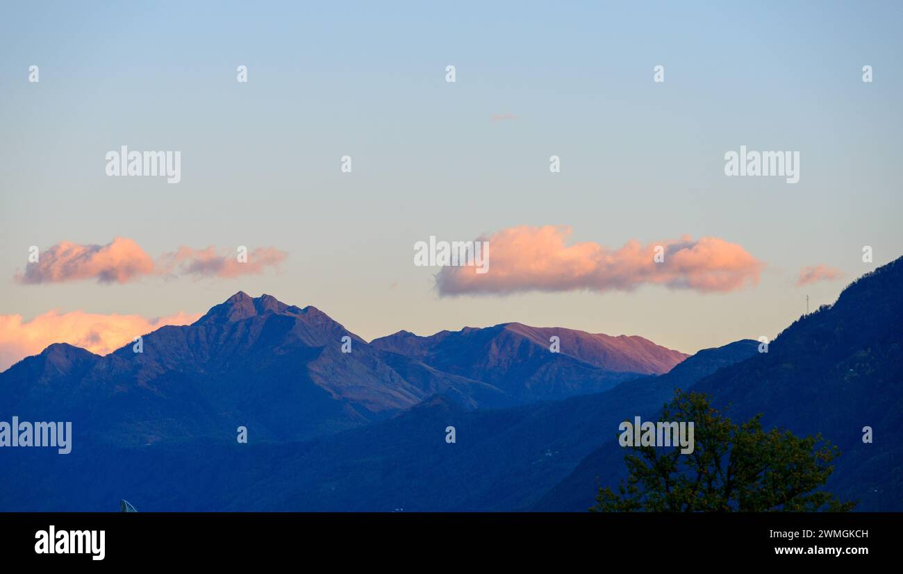 Vista del crepuscolo sulle montagne Foto Stock