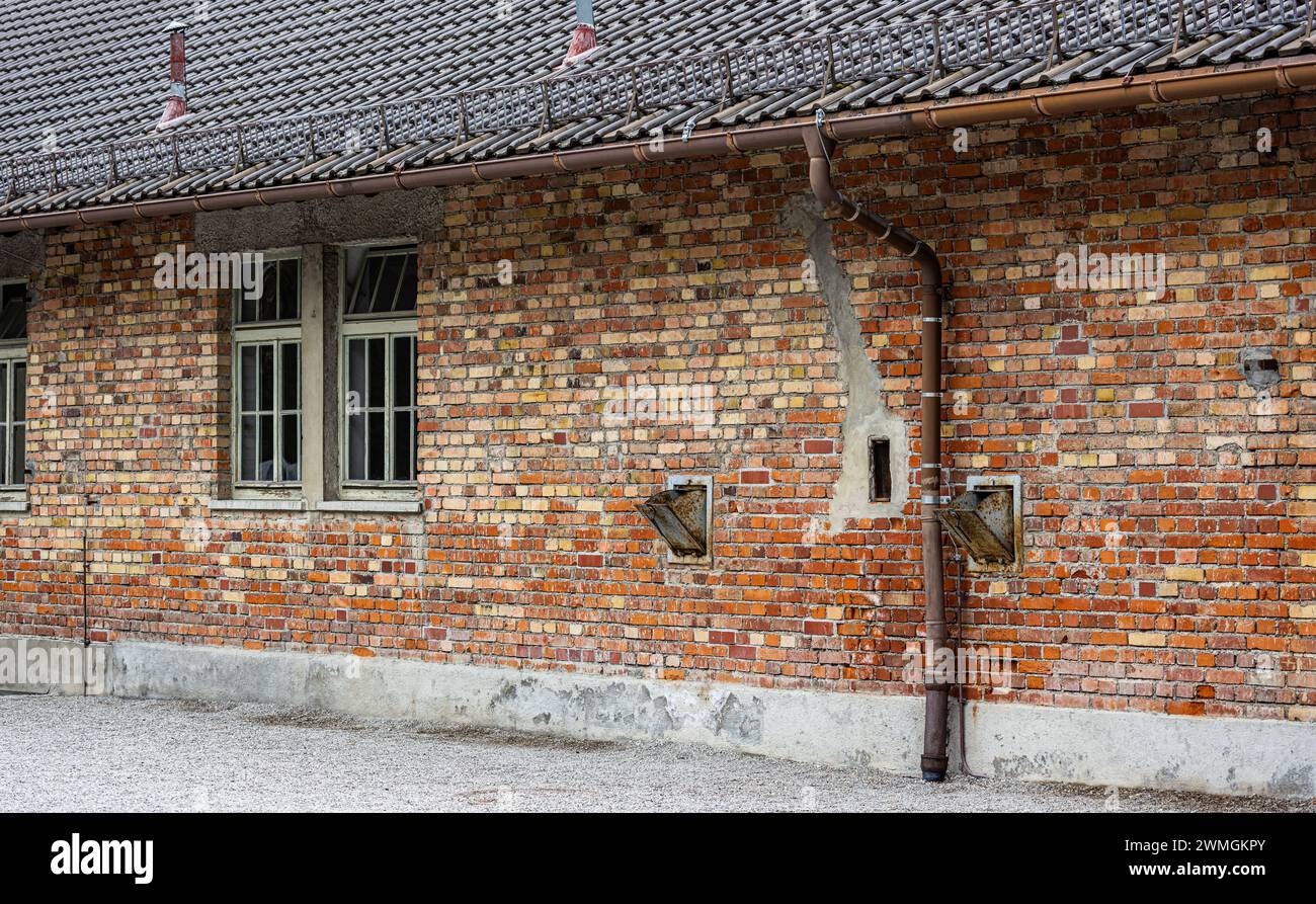 Zwei Einwurfe für Zyklon B. Hinter der Wand liegt Die Gaskammer im ehemaligen Konzentrationslager Dachau, welches heute einge Gedänksstätte ist. (Dach Foto Stock
