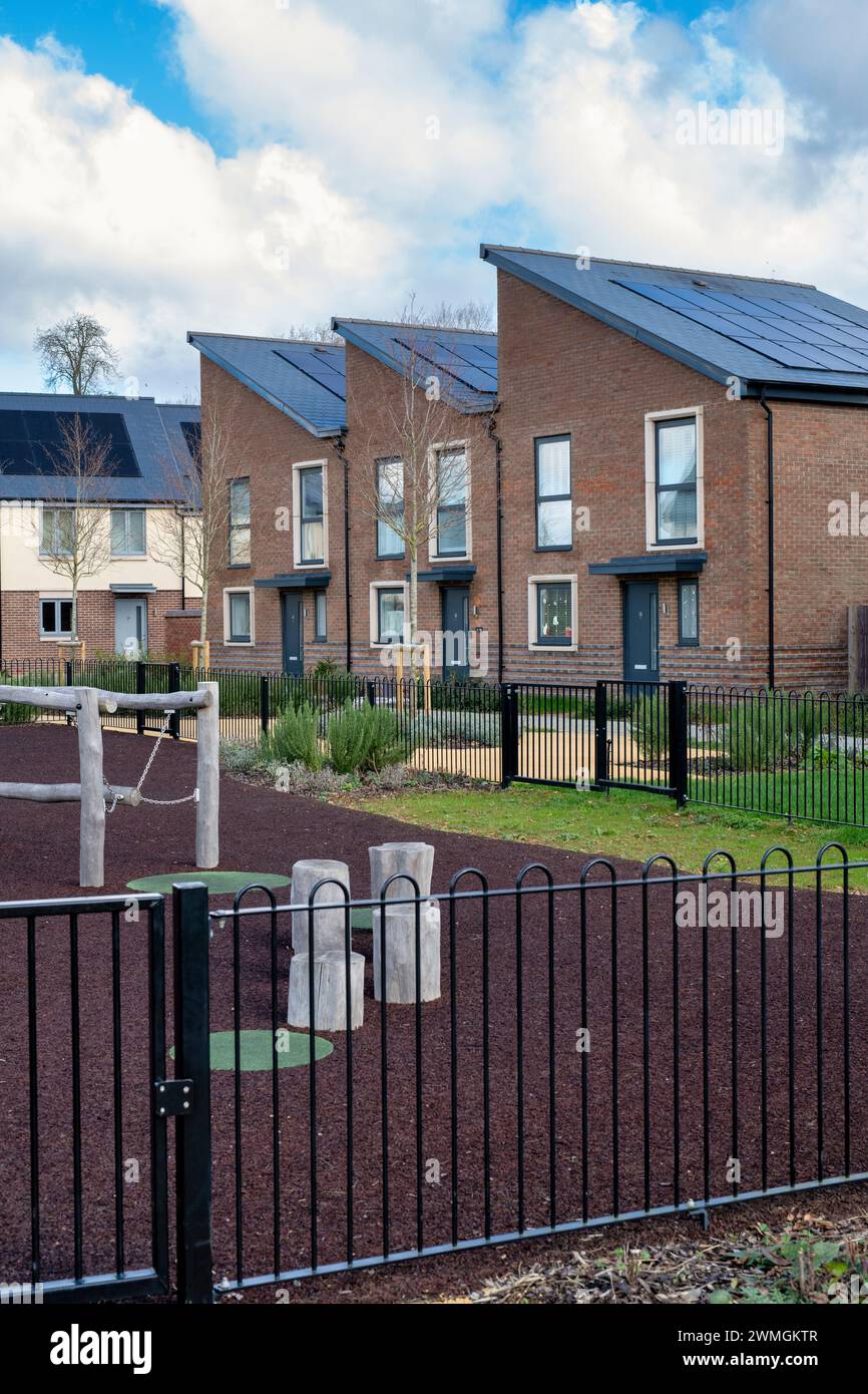 Contemporaneo vivere sostenibile. Elmsbrook Eco case di città nel nord ovest di Bicester, Oxfordshire, Inghilterra Foto Stock