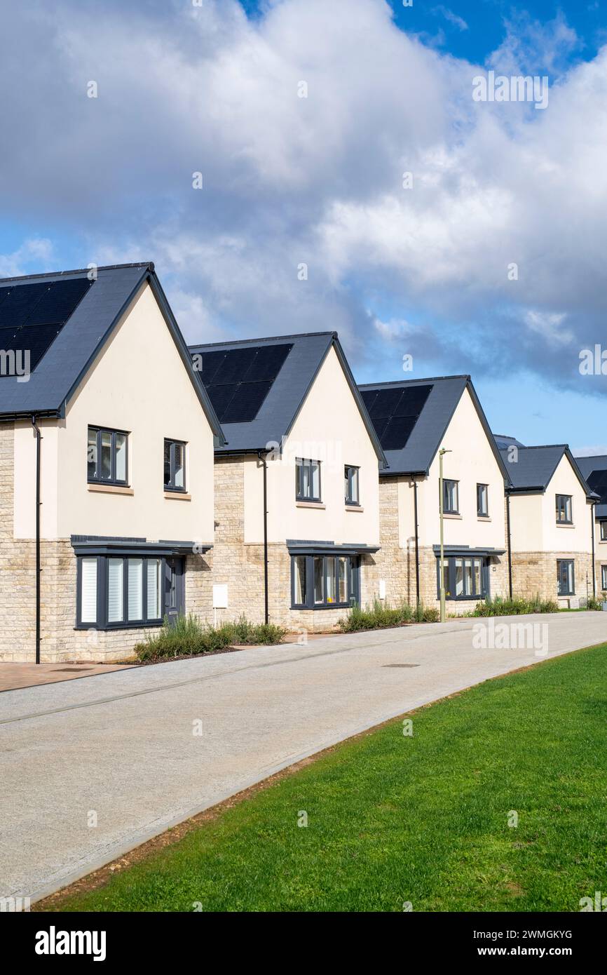 Contemporaneo vivere sostenibile. Elmsbrook Eco case di città nel nord ovest di Bicester, Oxfordshire, Inghilterra Foto Stock