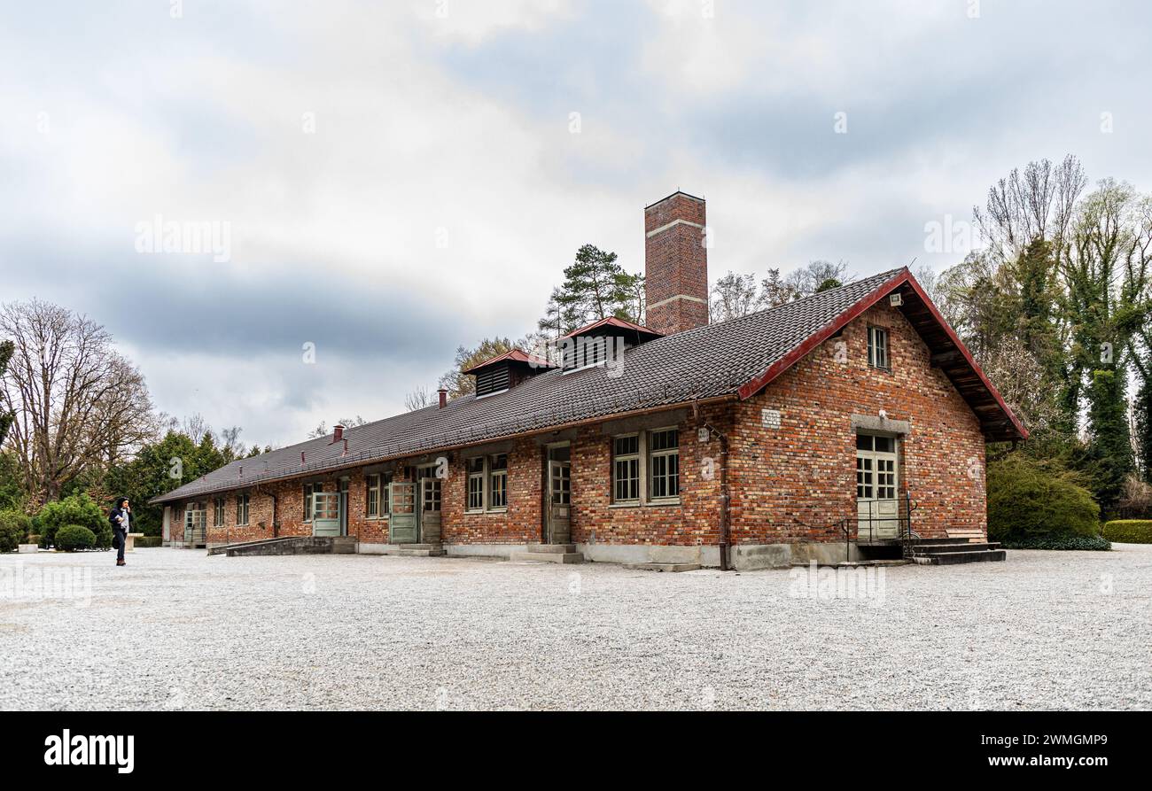 Blick auf die Baracke X, welche unter anderem das Krematorium ist. DAS ehemalige Konzentrationslager Dachau ist heute eine Gedänksstätte. (Dachau, Deu Foto Stock