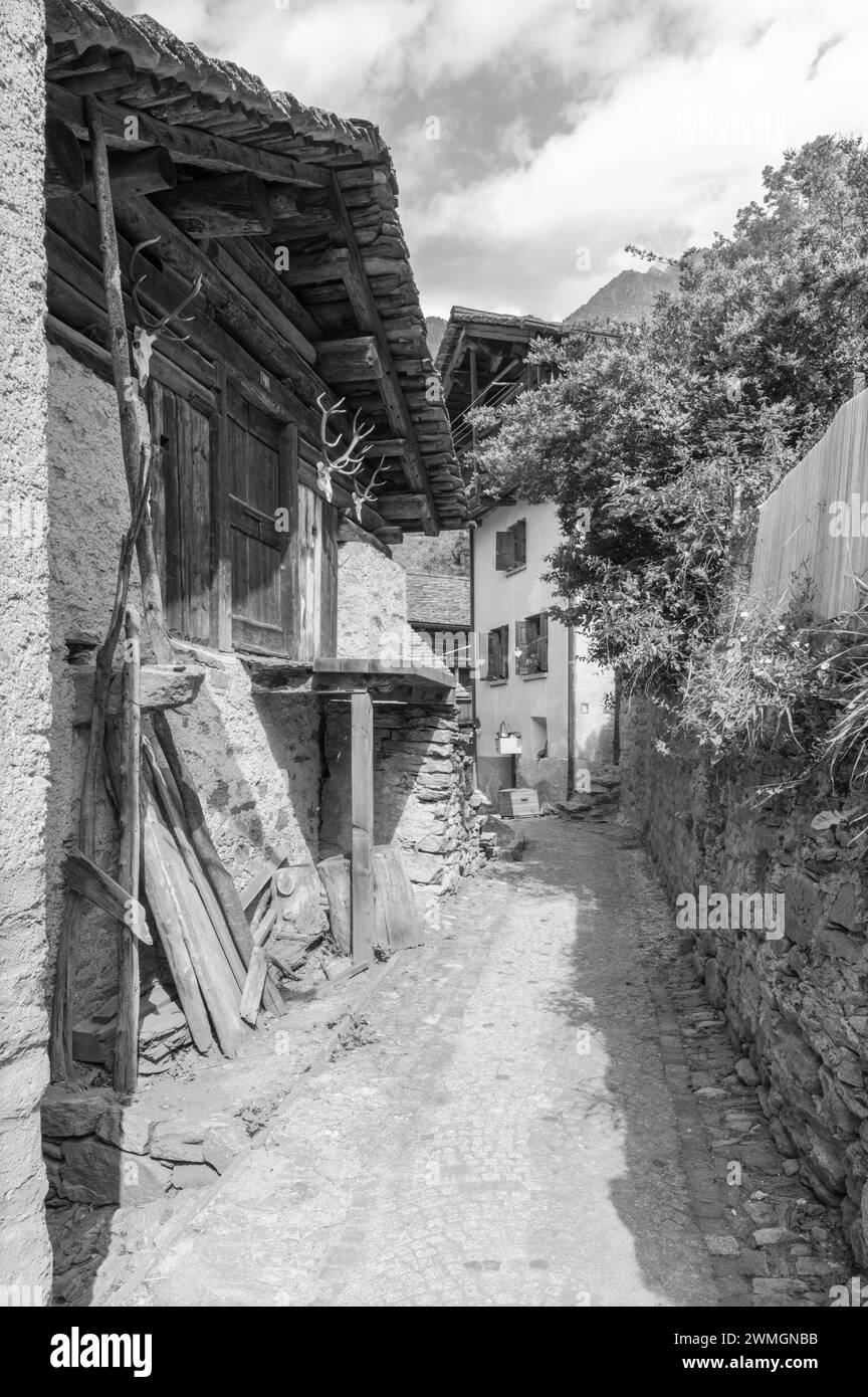 L'architettura rurale del villaggio di Bondo nella Bregaglia - Svizzera. Foto Stock