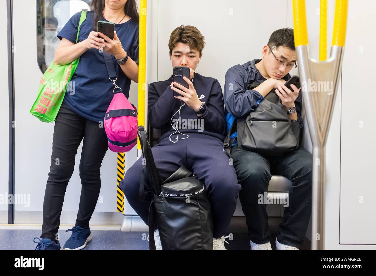 Persone che utilizzano la tecnologia in dispositivi smartphone portatili Foto Stock