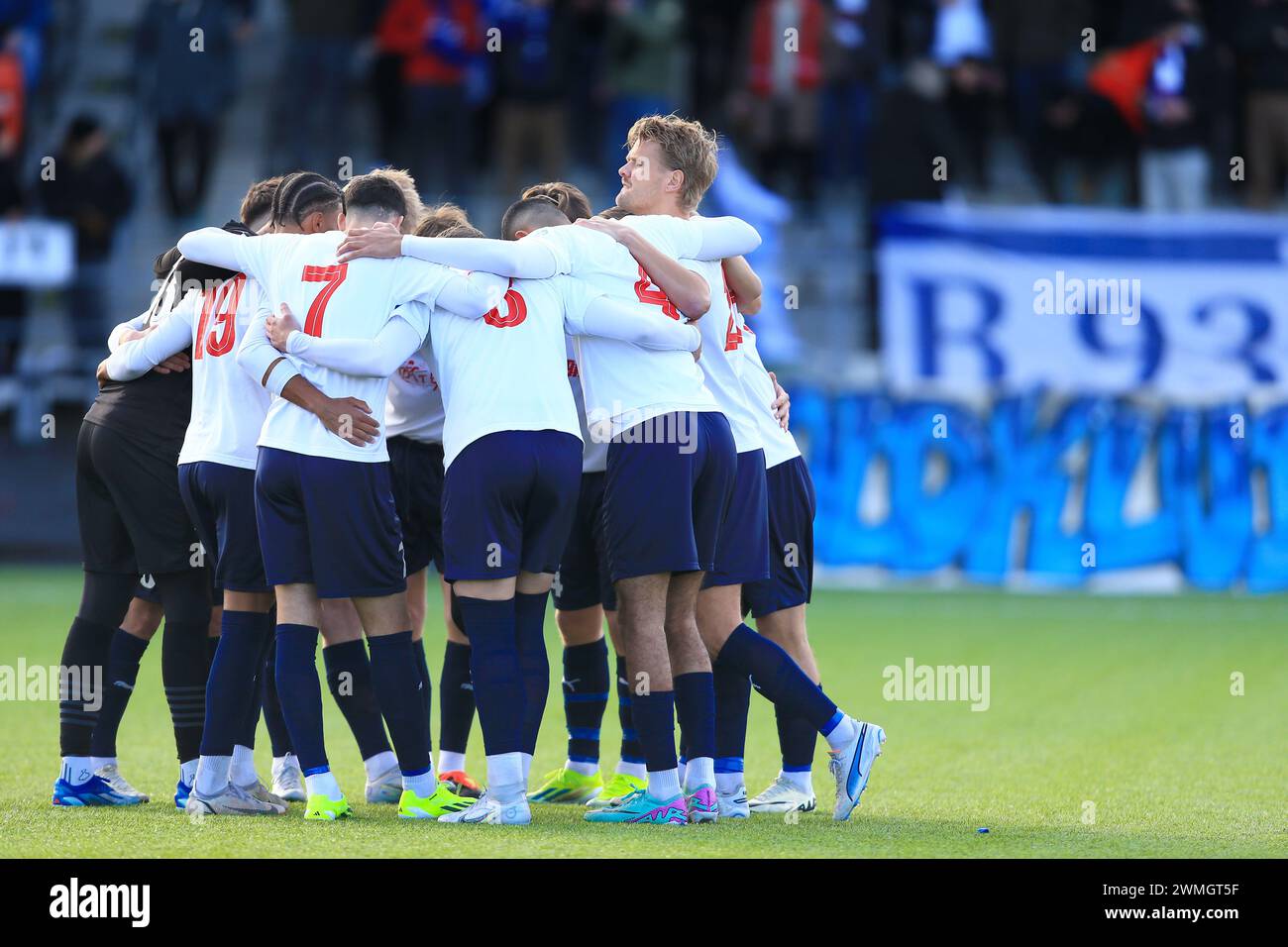 Copenaghen, Danimarca. 24 febbraio 2024. I giocatori del B.93 si uniscono in un huddle durante la partita della NordicBet Liga tra il B.93 e il Nasestved BK a Vanlose Idrætspark a Copenaghen. (Credito fotografico: Gonzales Photo - Christian Midtgaard). Foto Stock