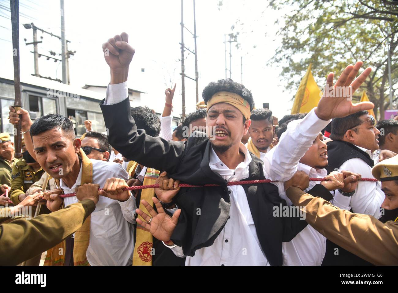 GUWAHATI, INDIA-FEBBRAIO 26: I membri di tutte le Tai Ahom Students Union (ATASU) sollevano slogan durante una protesta chiedendo lo status di tribù programmate (ST) per la comunità Tai Ahom, a Guwahati, lunedì 26 febbraio 2024. Crediti: Hafiz Ahmed/Alamy Live News Foto Stock