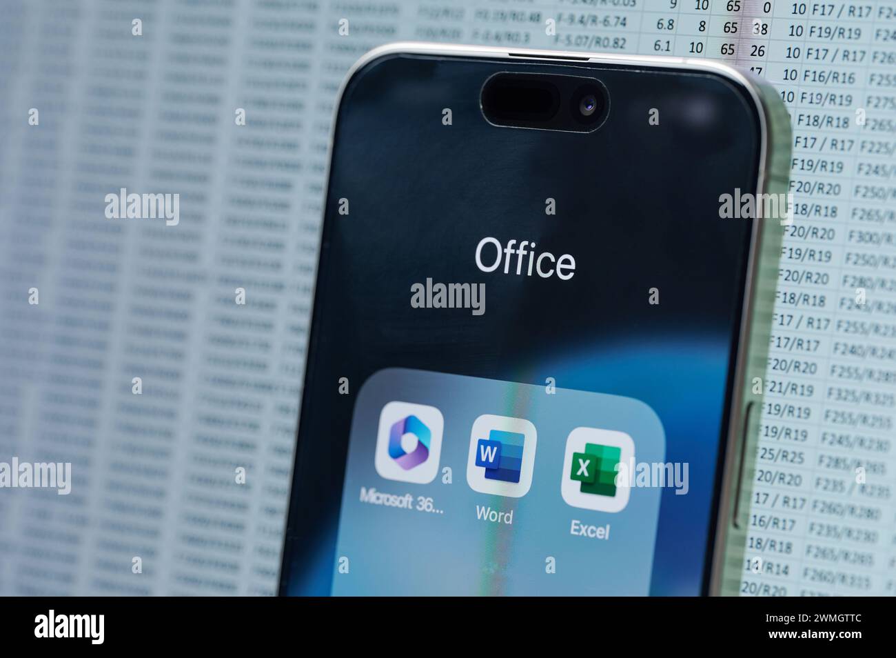 New York, USA - 22 febbraio 2024: App Microsoft Office su iphone in background dati vista ravvicinata Foto Stock