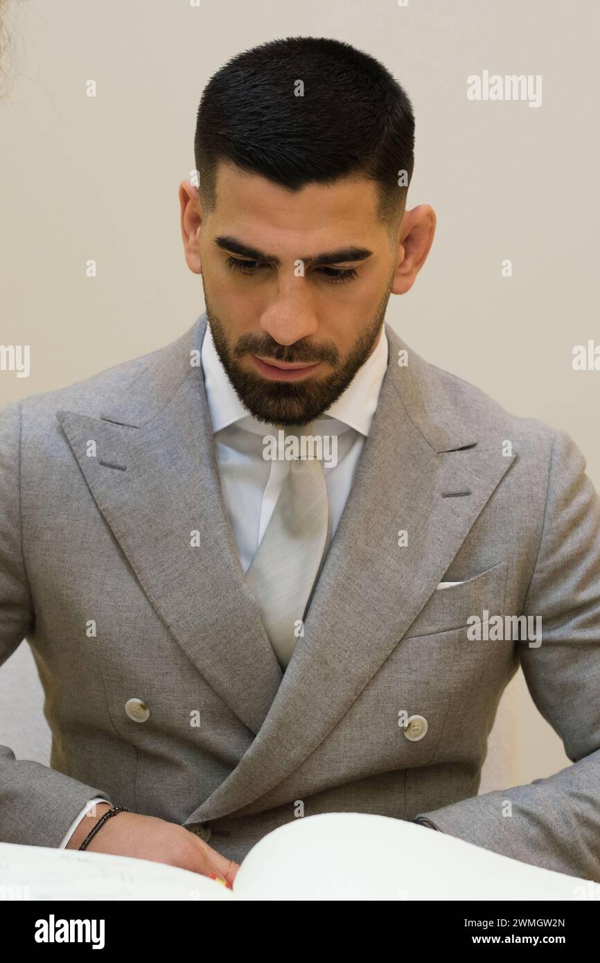 La campionessa mondiale dei pesi piuma UFC Ilia Topuria durante un incontro con il presidente della Comunità di Madrid, al Real Casa de Correos, 2 febbraio Foto Stock