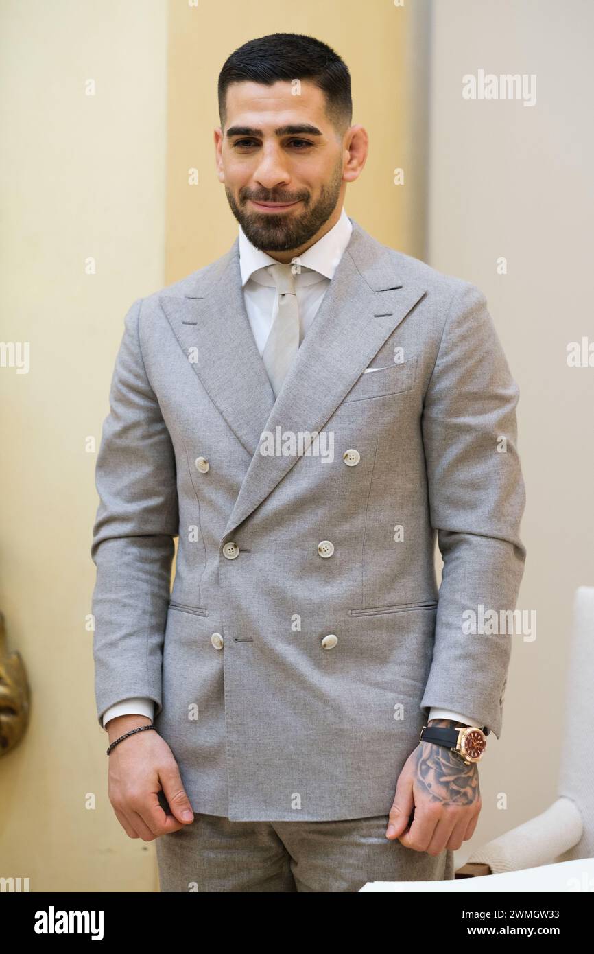 La campionessa mondiale dei pesi piuma UFC Ilia Topuria durante un incontro con il presidente della Comunità di Madrid, al Real Casa de Correos, 2 febbraio Foto Stock