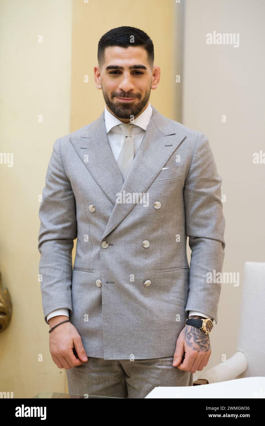 La campionessa mondiale dei pesi piuma UFC Ilia Topuria durante un incontro con il presidente della Comunità di Madrid, al Real Casa de Correos, 2 febbraio Foto Stock