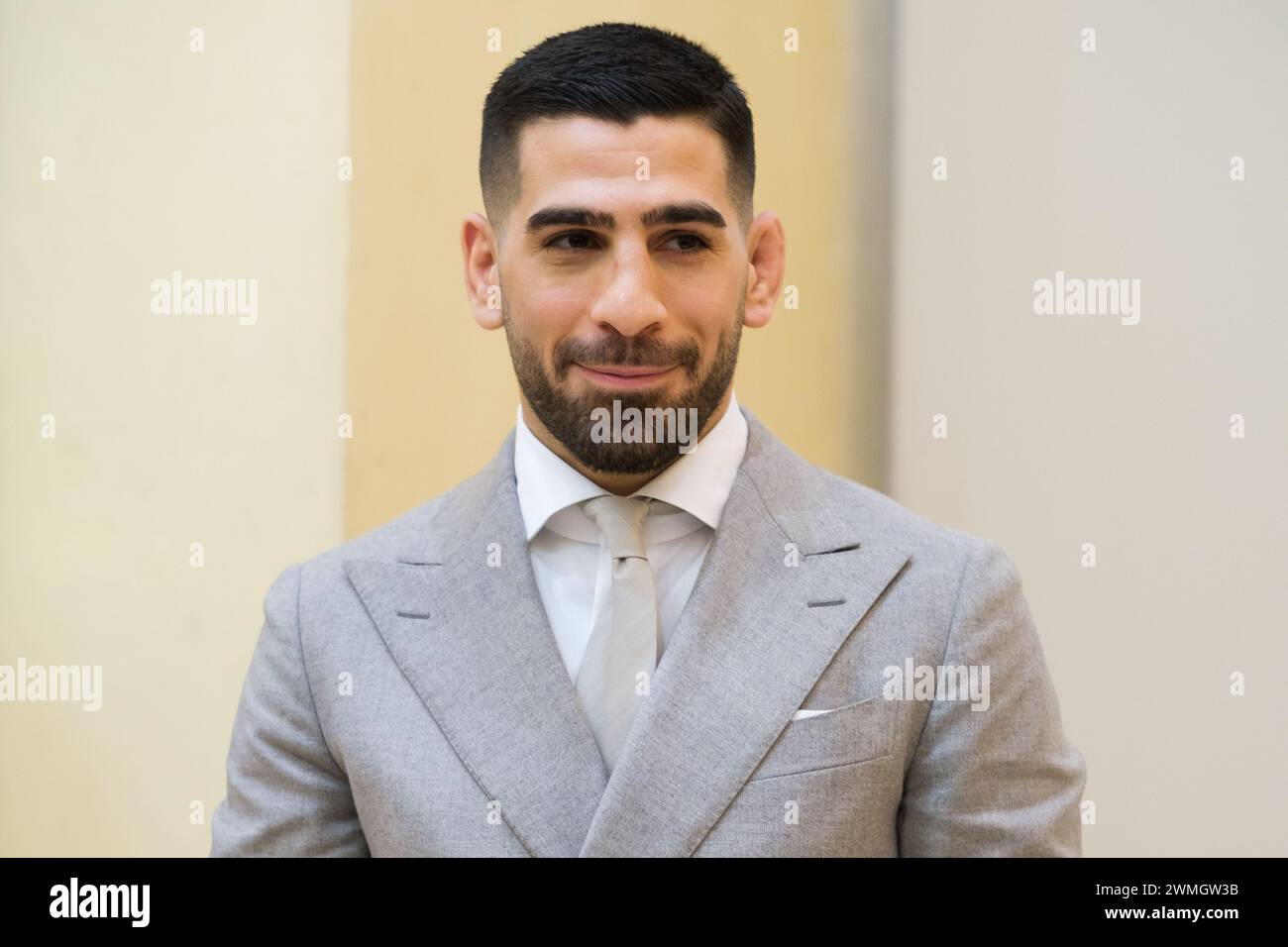 La campionessa mondiale dei pesi piuma UFC Ilia Topuria durante un incontro con il presidente della Comunità di Madrid, al Real Casa de Correos, 2 febbraio Foto Stock