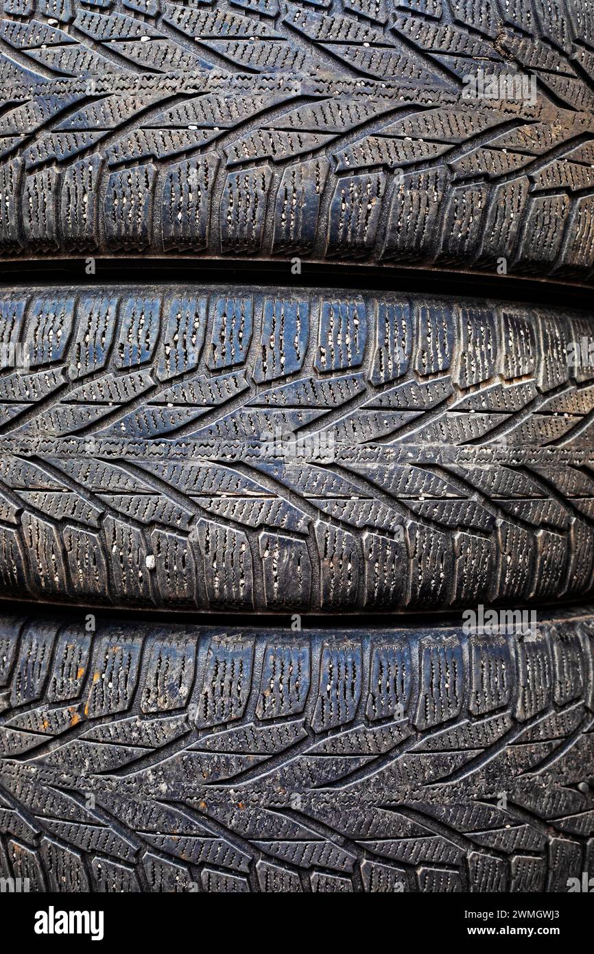 primo piano del battistrada delle ruote degli pneumatici invernali. Sicurezza stradale Foto Stock