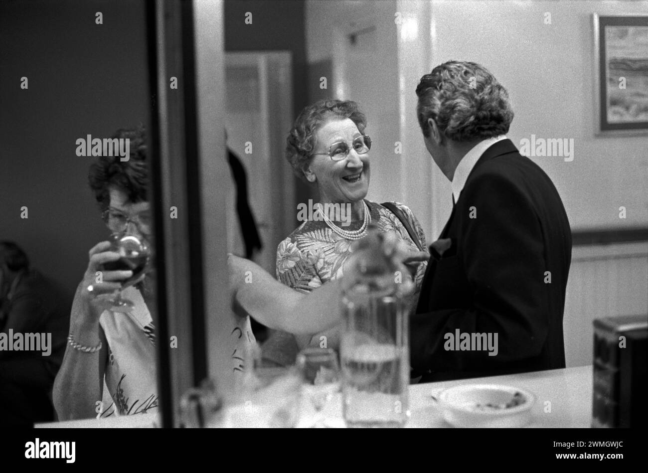 Anni '1980 Regno Unito. Una coppia al bar del Golf Club chiacchierava ridendo di essere felice. La donna beve qualcosa in fretta. Didsbury Golf Club. Didsbury, Manchester, Inghilterra Regno Unito 1981 HOMER SYKES Foto Stock