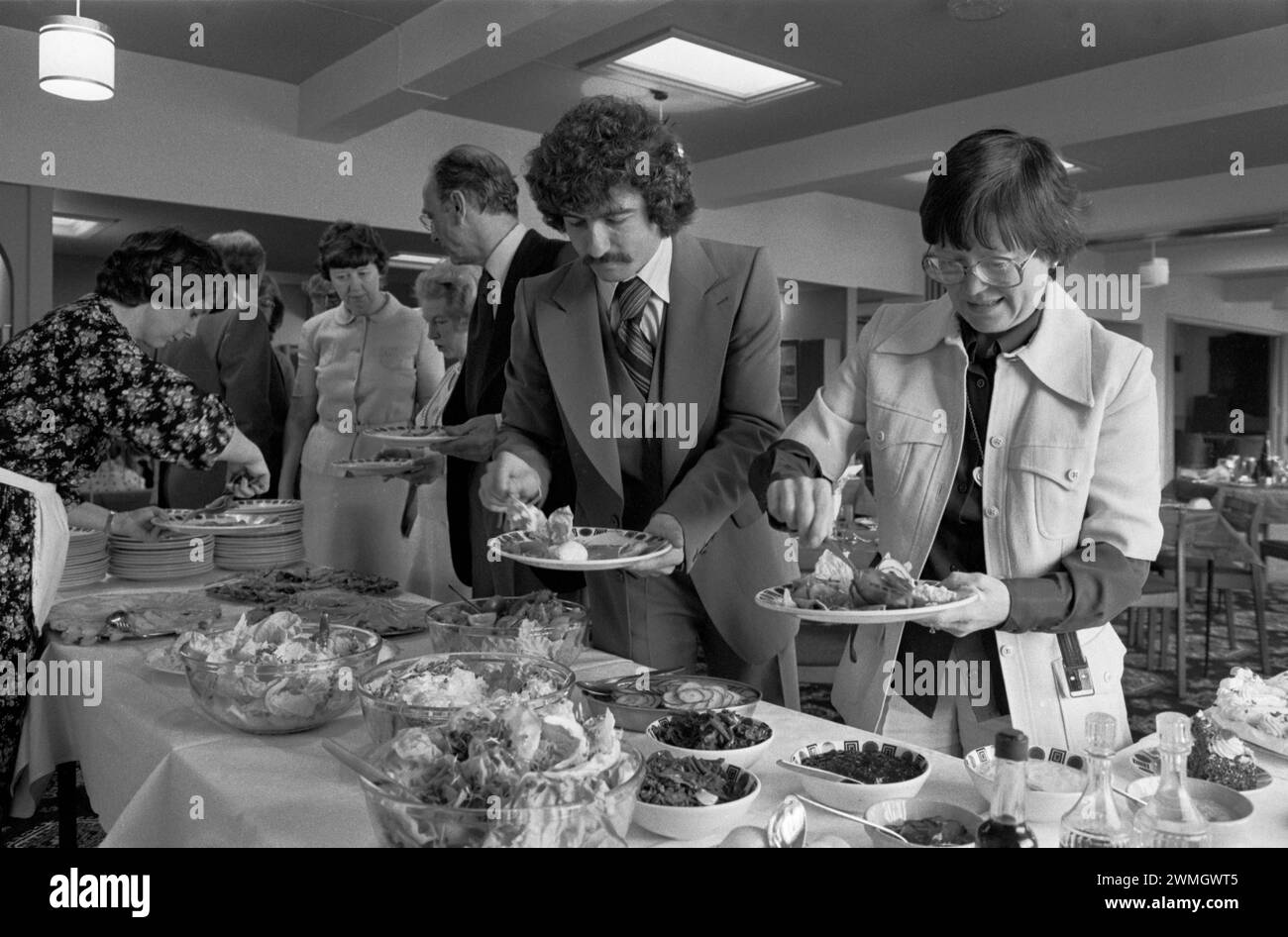 Coppia anni '1980 Regno Unito. Inghilterra media, classe media, mezza età. Pranzo a buffet domenicale al Didsbury Golf Club. Didsbury, Manchester, Inghilterra 1981 HOMER SYKES Foto Stock