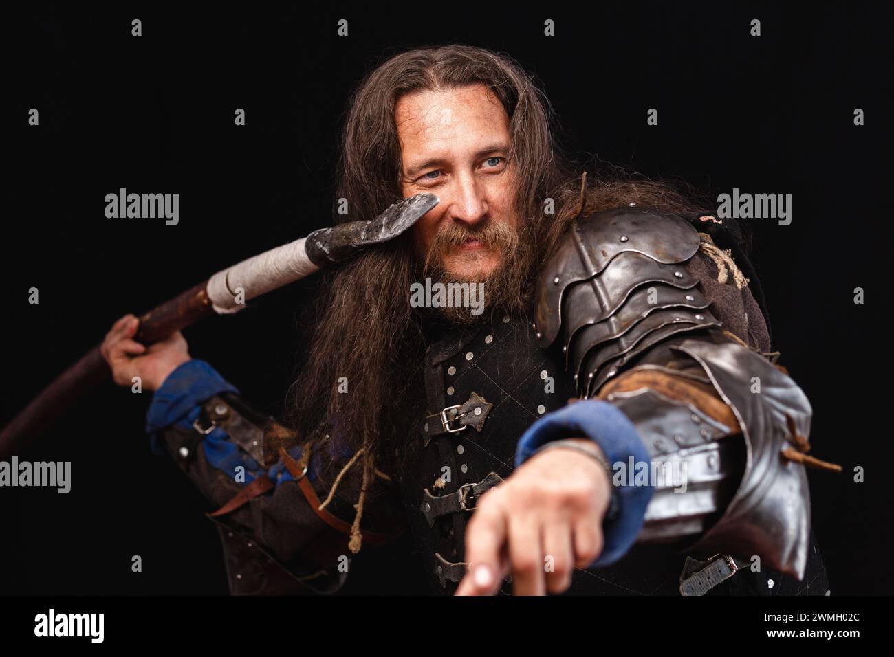Una splendida espressione sul volto di un cavaliere medievale che si prepara a lanciare una lancia. Foto Stock