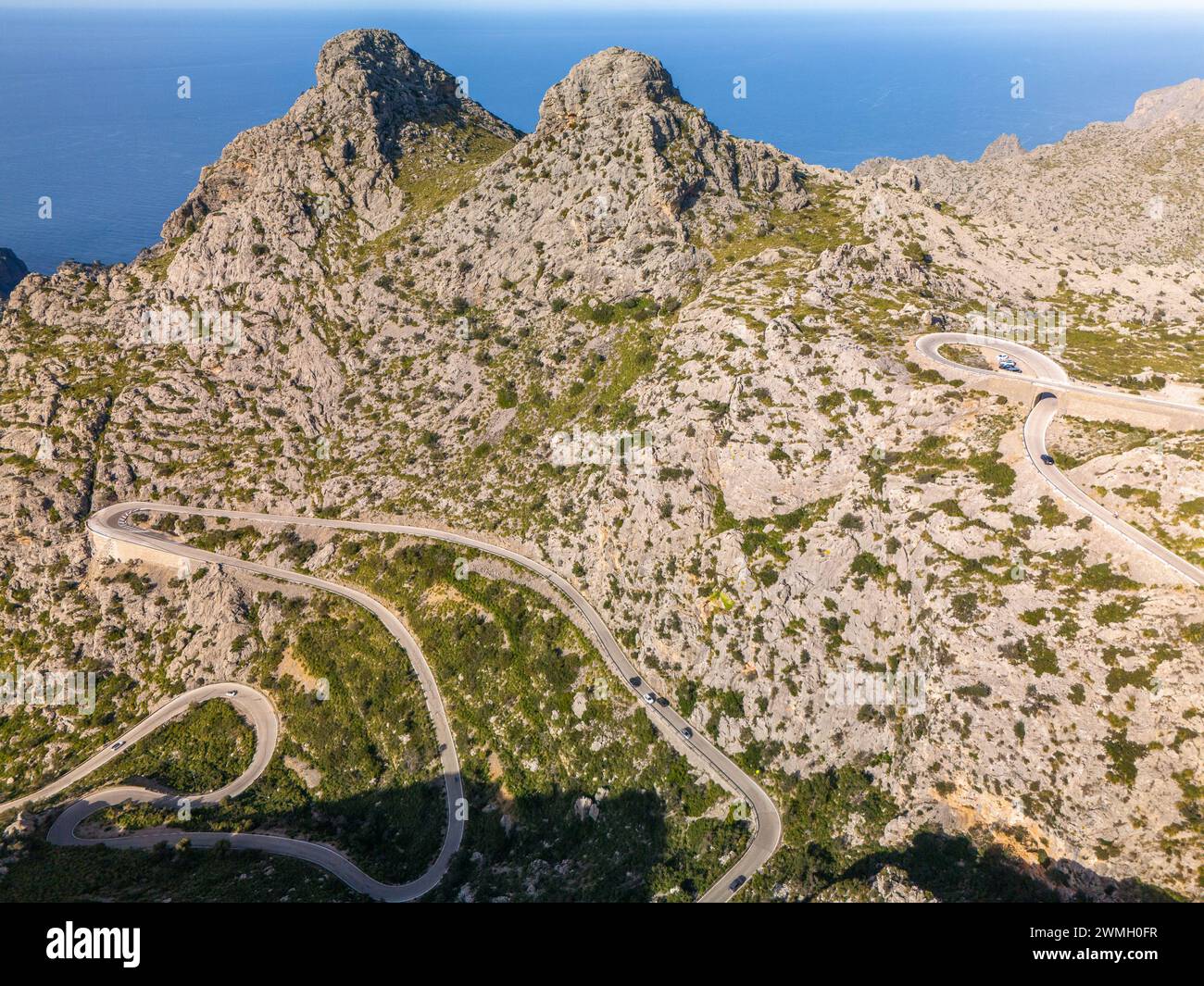 Una vista aerea delle montagne rocciose e della strada tortuosa di Maiorca. Spagna Foto Stock