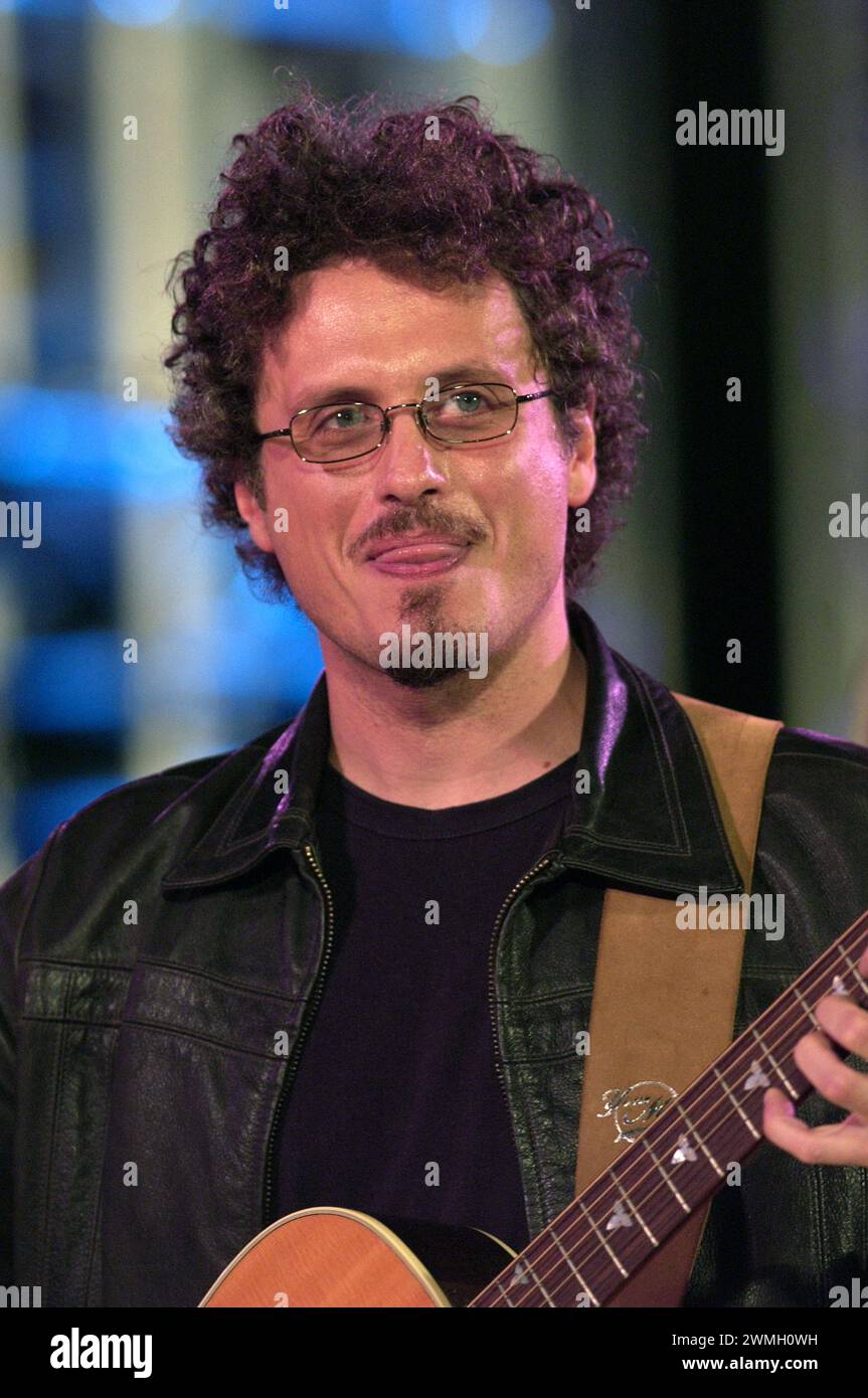 Milano Italia 2003-05-31: Niccolò Fabi, cantante italiana, durante lo spettacolo televisivo "Festivalbar 2003" all'Arena Civica Foto Stock