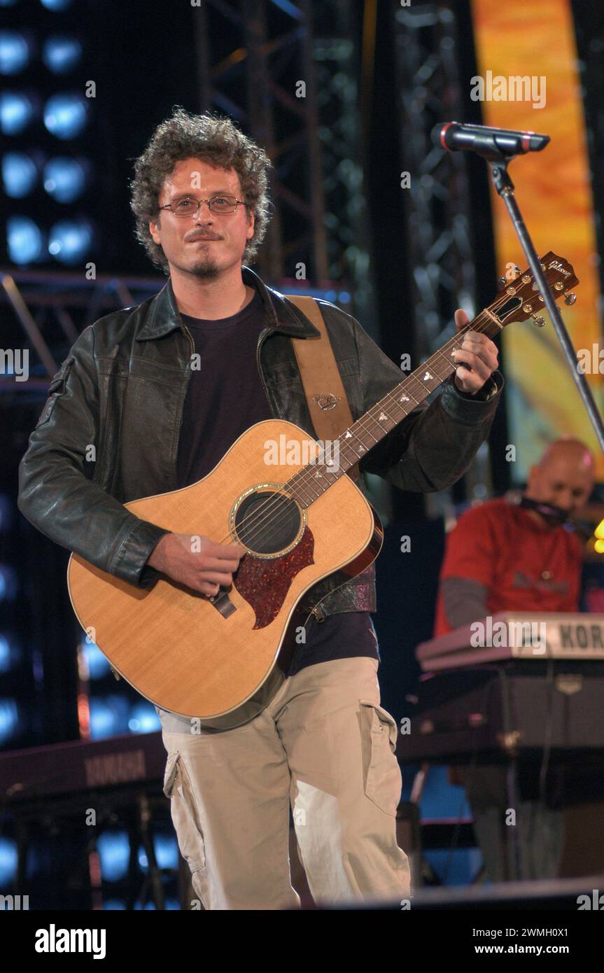 Milano Italia 2003-05-31: Niccolò Fabi, cantante italiana, durante lo spettacolo televisivo "Festivalbar 2003" all'Arena Civica Foto Stock