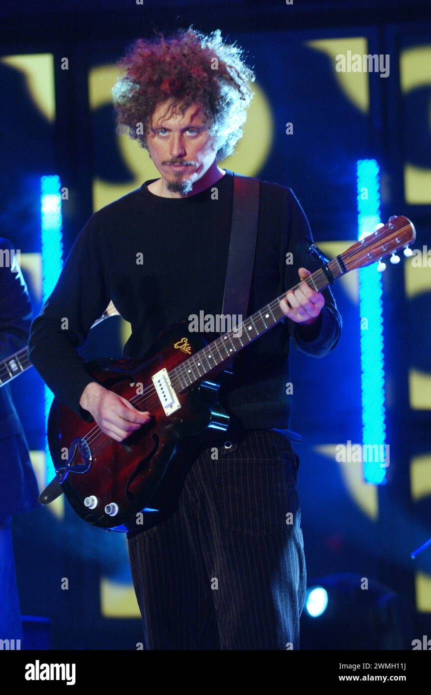 Milano Italia 2006-01-18: Niccolò Fabi, cantante italiana, durante la trasmissione televisiva “Super 2006” Foto Stock