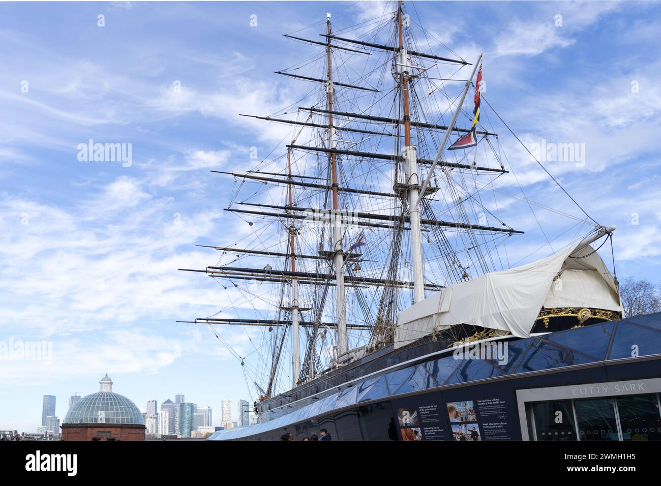 Una nave clipper britannica, Cutty Sark, per il Royal Museum di Greenwich, con alberi completamente aperti sotto formazione di nuvole bianche nel cielo blu di Londra, Regno Unito Foto Stock