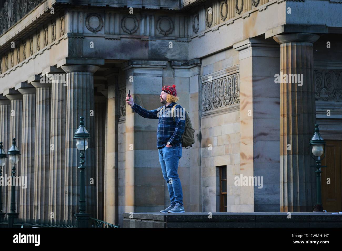 Edimburgo Scozia, Regno Unito 26 febbraio 2024. Vita quotidiana sul tumulo accanto alle National Galleries of Scotland. credito sst/alamy notizie in diretta Foto Stock