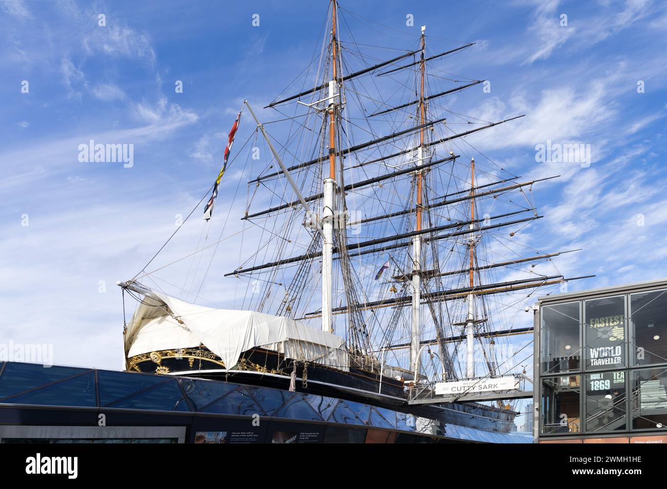 Una nave clipper britannica, Cutty Sark, per il Royal Museum di Greenwich, con alberi completamente aperti sotto formazione di nuvole bianche nel cielo blu di Londra, Regno Unito Foto Stock