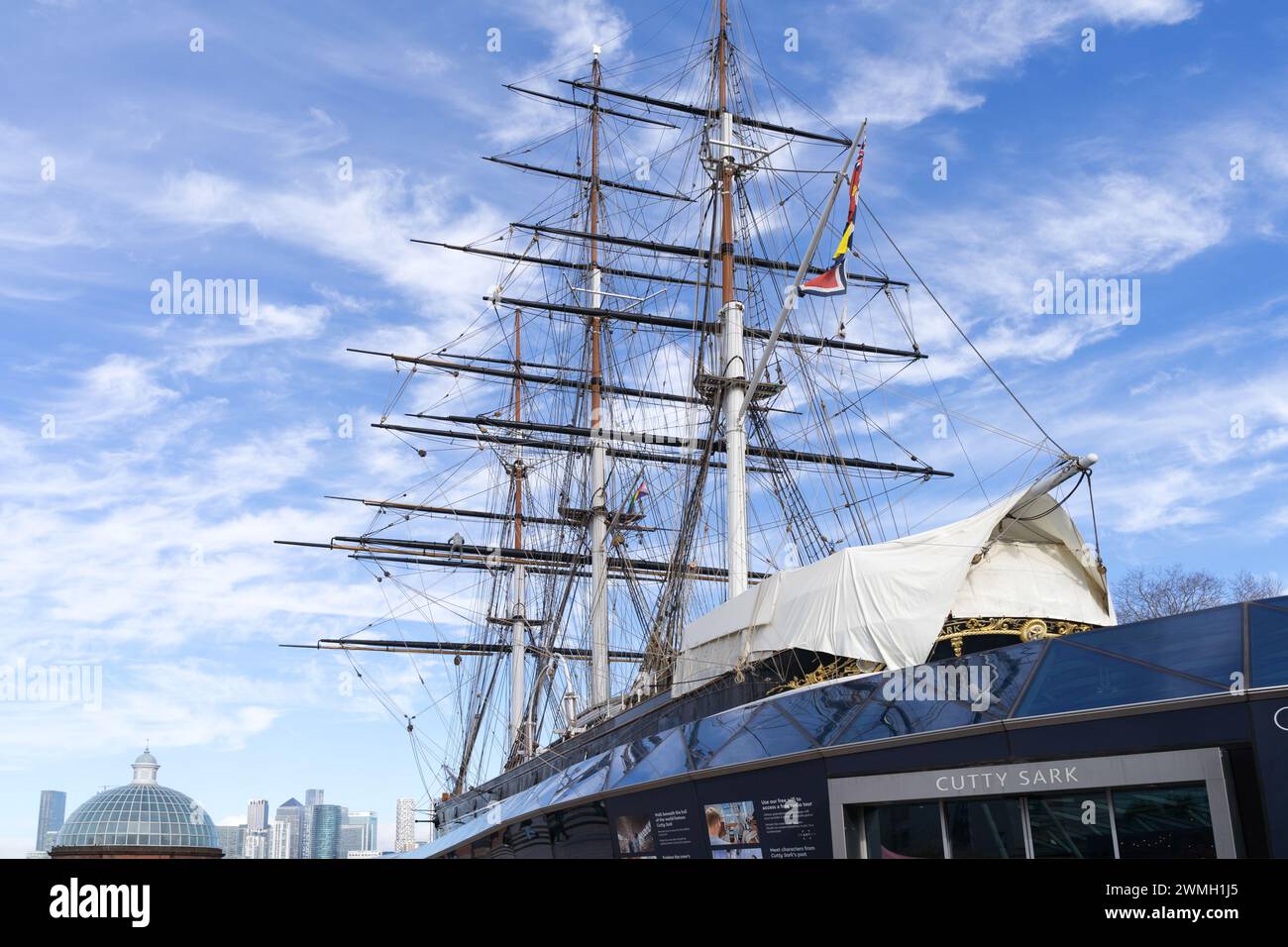 Una nave clipper britannica, Cutty Sark, per il Royal Museum di Greenwich, con alberi completamente aperti sotto formazione di nuvole bianche nel cielo blu di Londra, Regno Unito Foto Stock