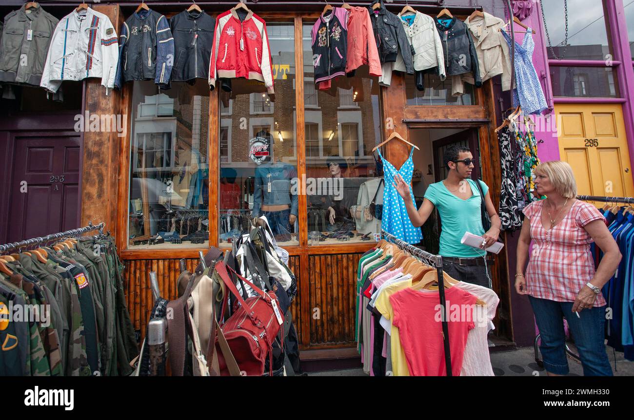 Negozio di abbigliamento vintage su Portobello Road nel quartiere Notting Hill di Londra, Inghilterra. Foto Stock
