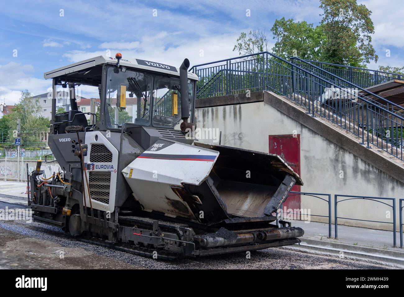 Nancy, Francia - Focus su un'asfaltatrice bianca Volvo P6820C ABG per lavori stradali. Foto Stock