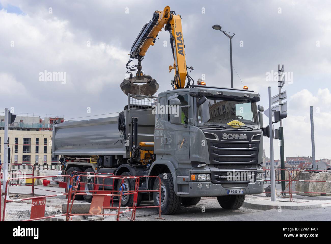 Nancy, Francia - dumper grigio Scania R580 con gru Atlas 165.2E in cantiere per lavori stradali. Foto Stock