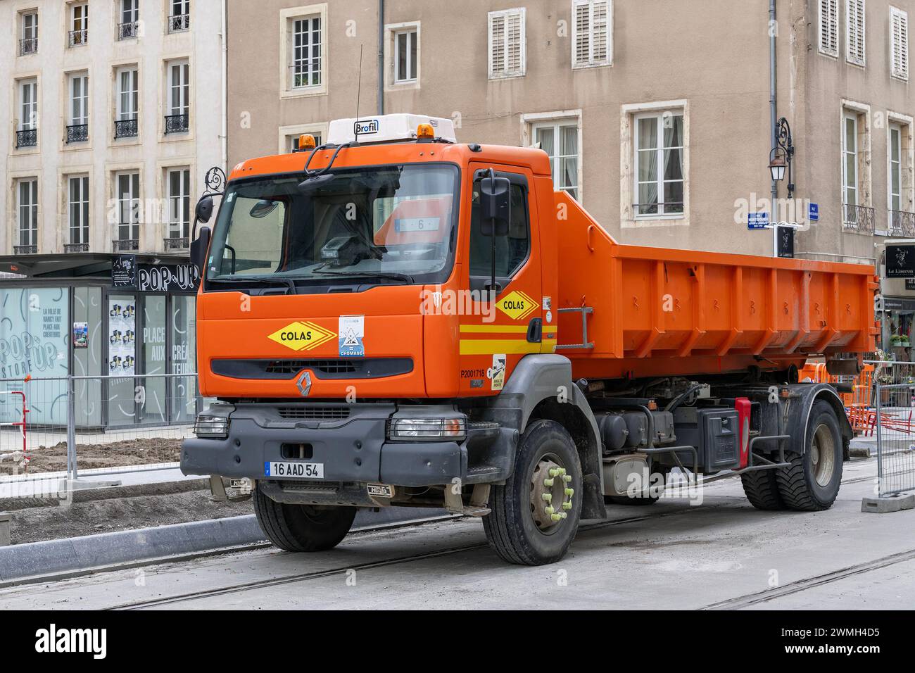 Nancy, Francia - Focus su un camion ribaltabile arancione Renault 270 DCI in un cantiere in una strada. Foto Stock