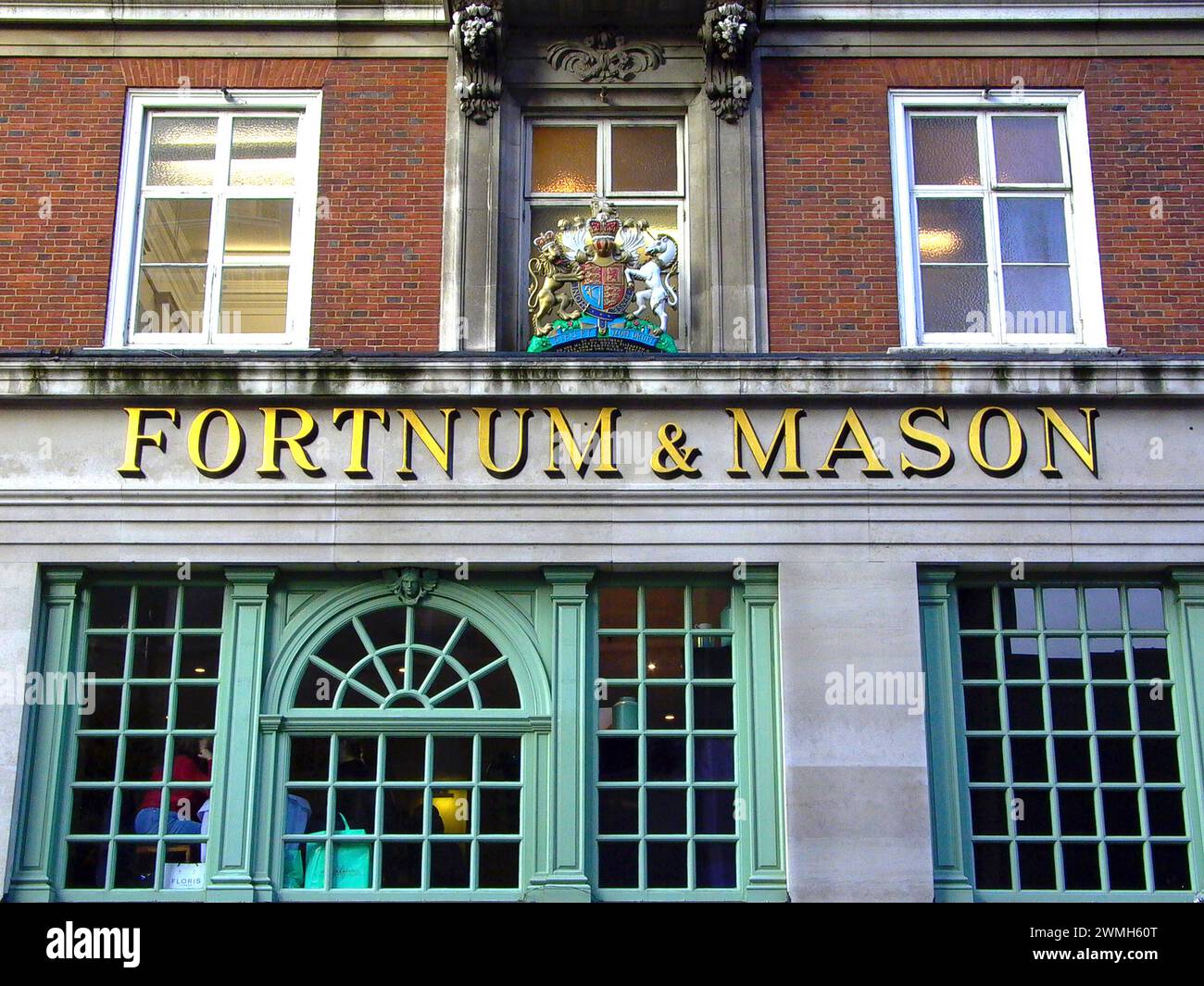 Esterno dei grandi magazzini Fortnum & Mason di lusso a Londra, Inghilterra, Regno Unito. Foto Stock