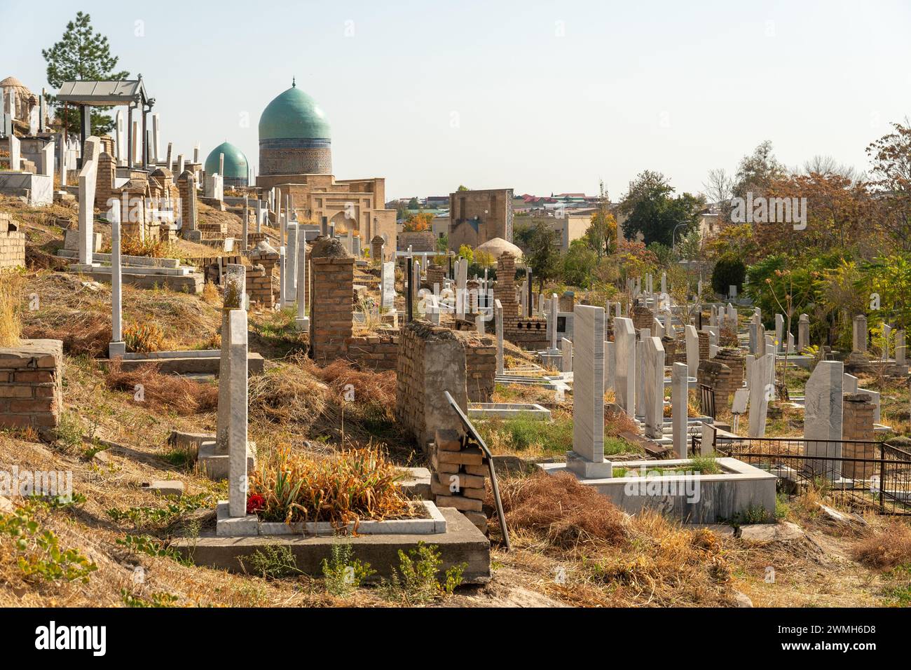 Un antico cimitero musulmano con tombe vecchie e nuove. nessuna iscrizione sulle lapidi. Samarcanda, Uzbekistan. Foto Stock