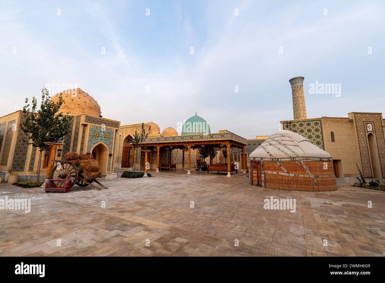 Strade vuote nella città Eterna di Samarcanda, Uzbekistan. L'architettura tradizionale della vecchia Asia centrale e del Medio Oriente. Foto Stock