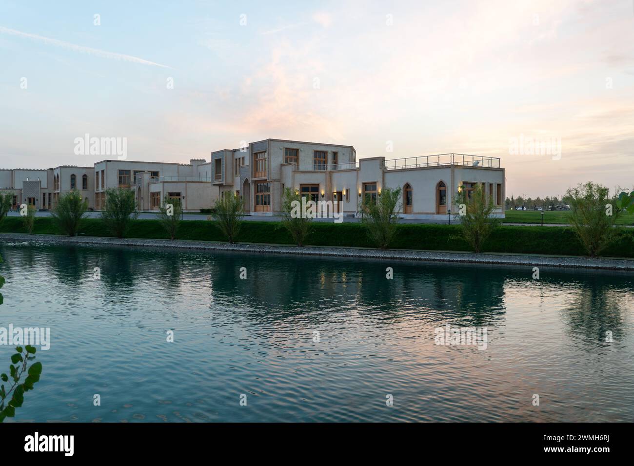 Vista dal lato del fiume degli splendidi edifici in vecchio stile uzbeko nella città Eterna di Samarcanda Foto Stock