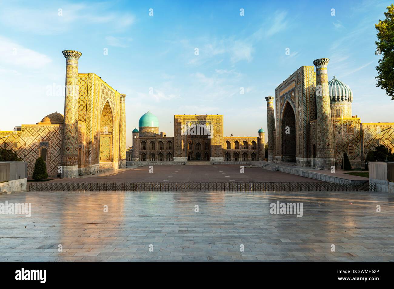 Storica piazza del Registan con tre madrasa: Ulugh Beg, Tilya-Kori, Sher-Dor, Samarkend, Uzbekistan Foto Stock