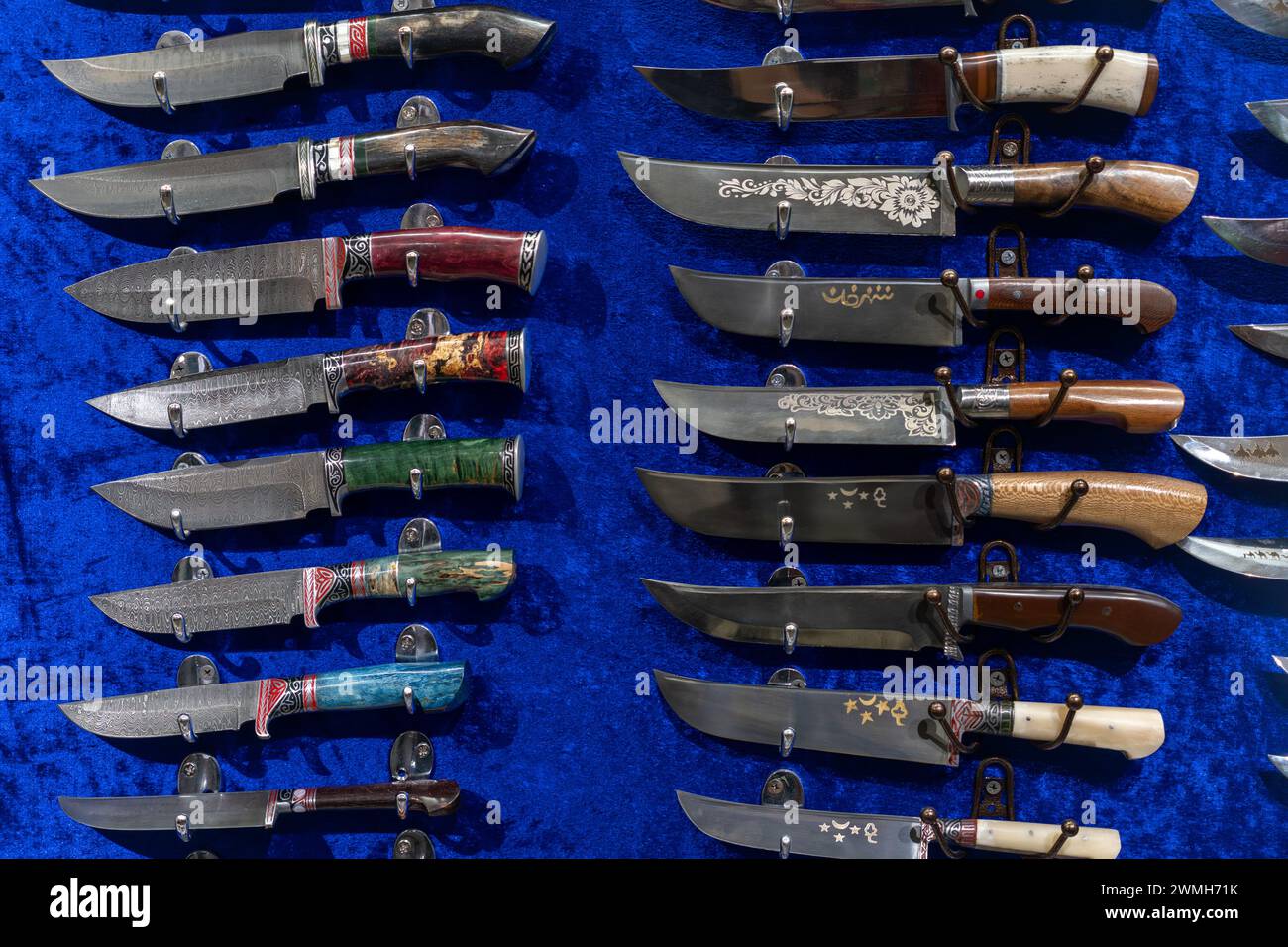 Samarcanda. Uzbekistan. 30 ottobre 2023 coltelli in acciaio Damasco sul bancone del negozio. Foto Stock