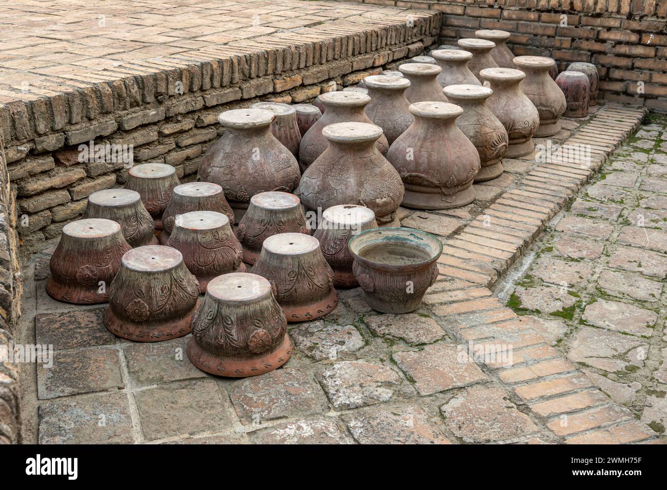 vasi e brocche vecchi e grandi per strada Foto Stock