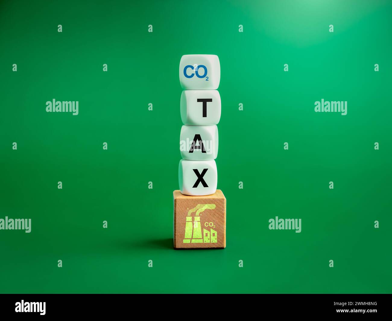 Tassa sul carbonio. L'icona della fabbrica di fumo sui blocchi di legno a cubo si sovrappone con testo, CO2 e TASSE sui blocchi bianchi isolati su sfondo blu. Ambientale, sociale Foto Stock