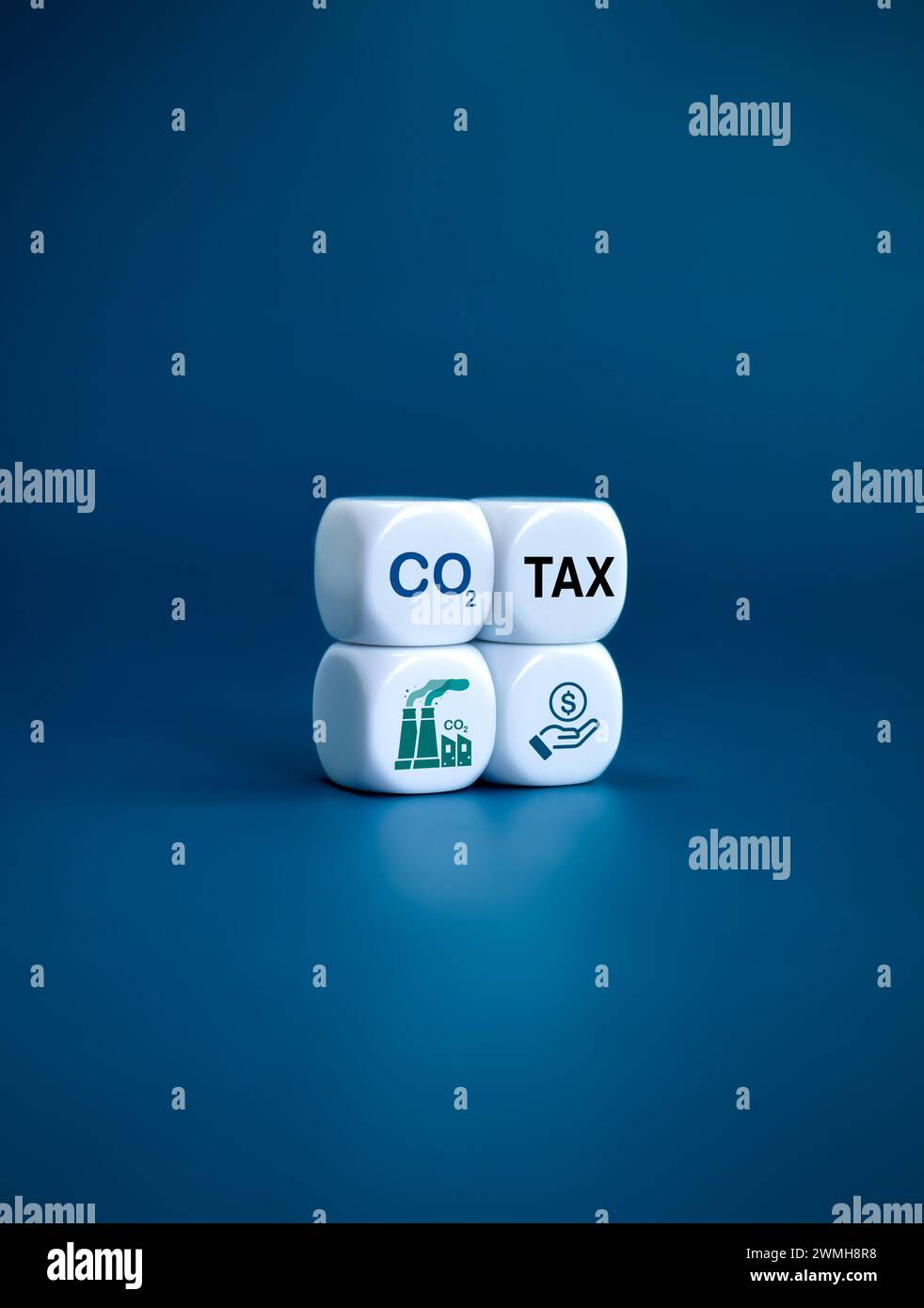Tassa sul carbonio. Simbolo di fabbrica del fumo, icona di pagamento e testo, TASSA CO2 su blocchi cubi bianchi impilati su sfondo blu. Ambiente, risposta sociale Foto Stock