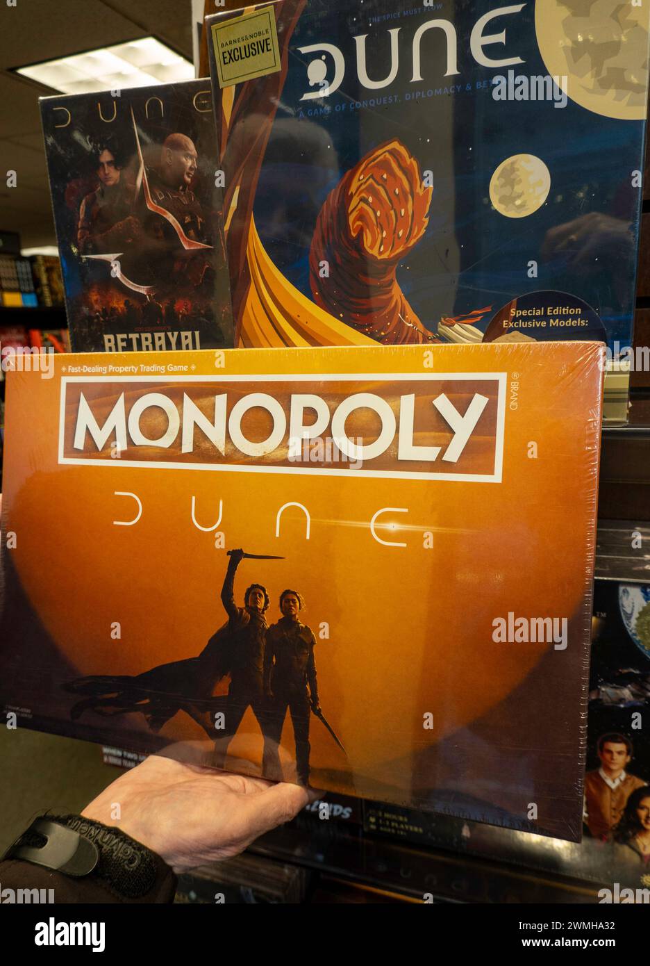 Barnes & Noble Booksellers sulla Fifth Avenue a New York City offre un'ampia selezione di giochi, USA 2024 Foto Stock